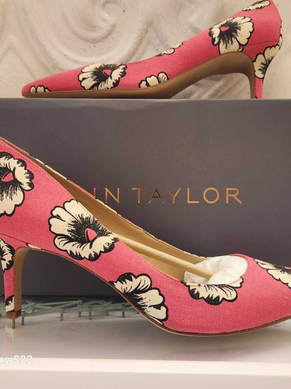 Ann Taylor Eryn2 Daisy Print Pumps. NIB. Size 9